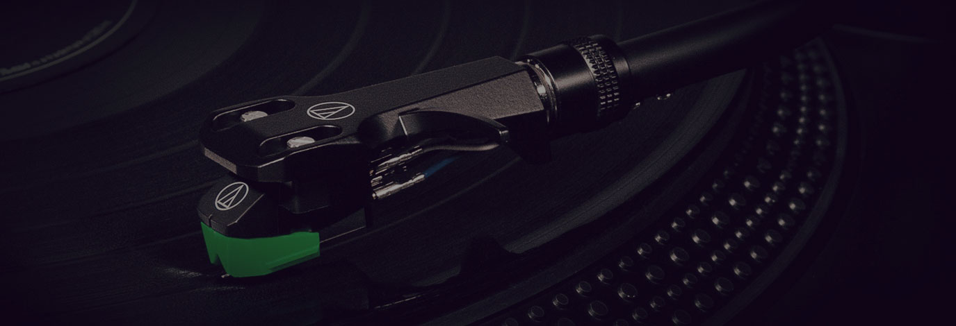Audio Technica AT-LP120XBT-USB es un plato giradiscos de tracción directa sumamente versátil, con conectividad Bluetooth y USB