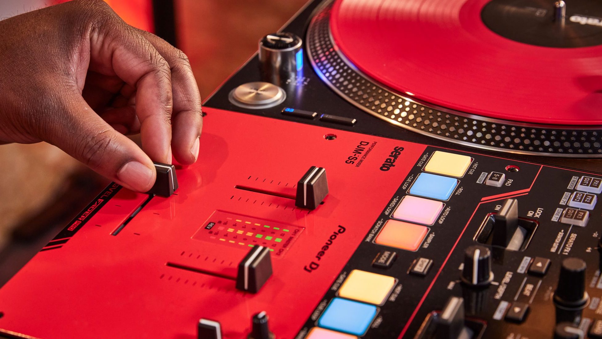 Pioneer DJ DJM S5: nuevo mezclador DJ profesional estilo scratch de 2 canales, con Magvel Fader Pro, compatible con Serato DJ Pro y mucho más.