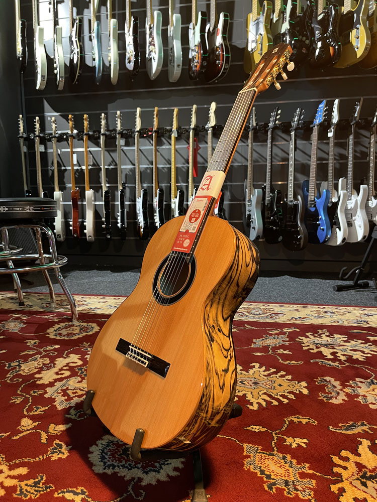 Guitarra Alhambra 6 ébano blanco, una joya de construcción artesanal con el prestigioso sello de los mejores luthiers de España.