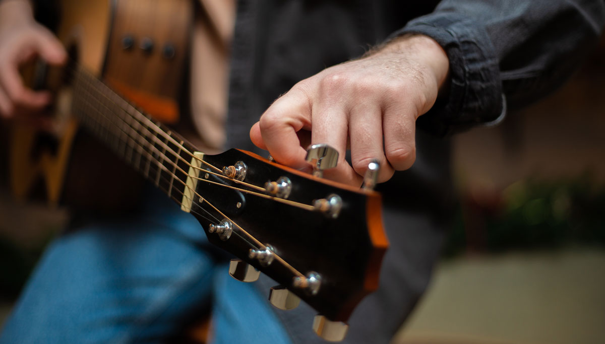 El clavijero de la guitarra y el puente, piezas clave para una correcta afinación