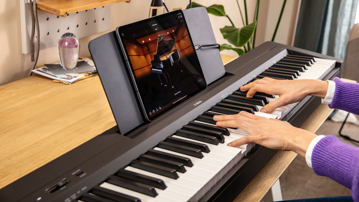 Yamaha P145 Piano Digital, Set con Soporte en «X», Negro