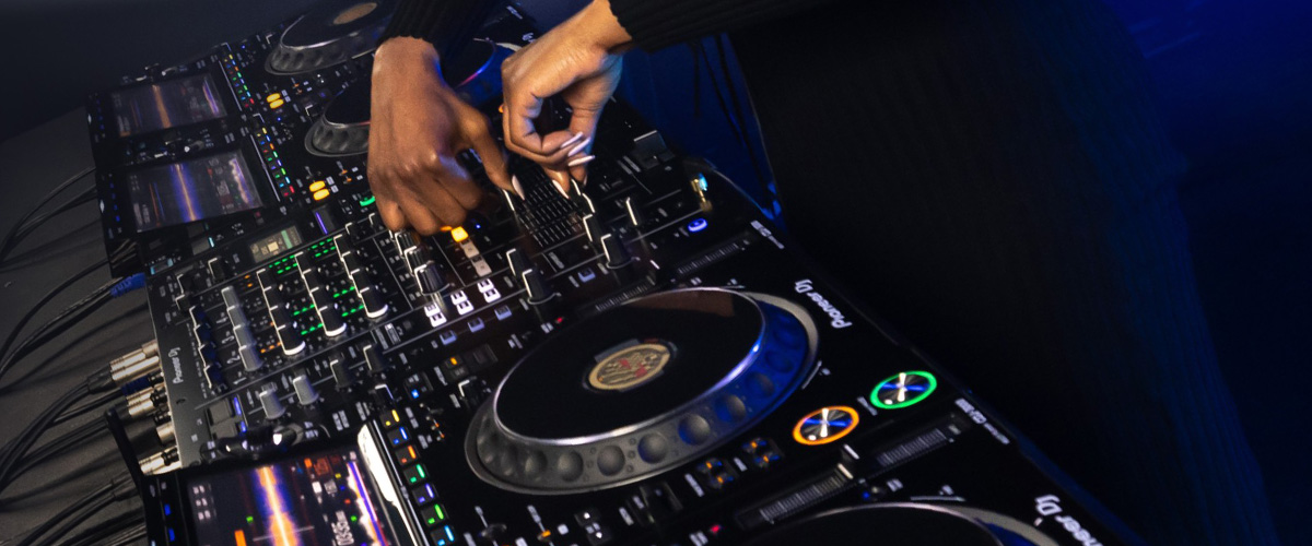 Pioneer DJ es una de las marcas más prestigiosas de equipamiento para DJ, con un amplio catálogo de productos