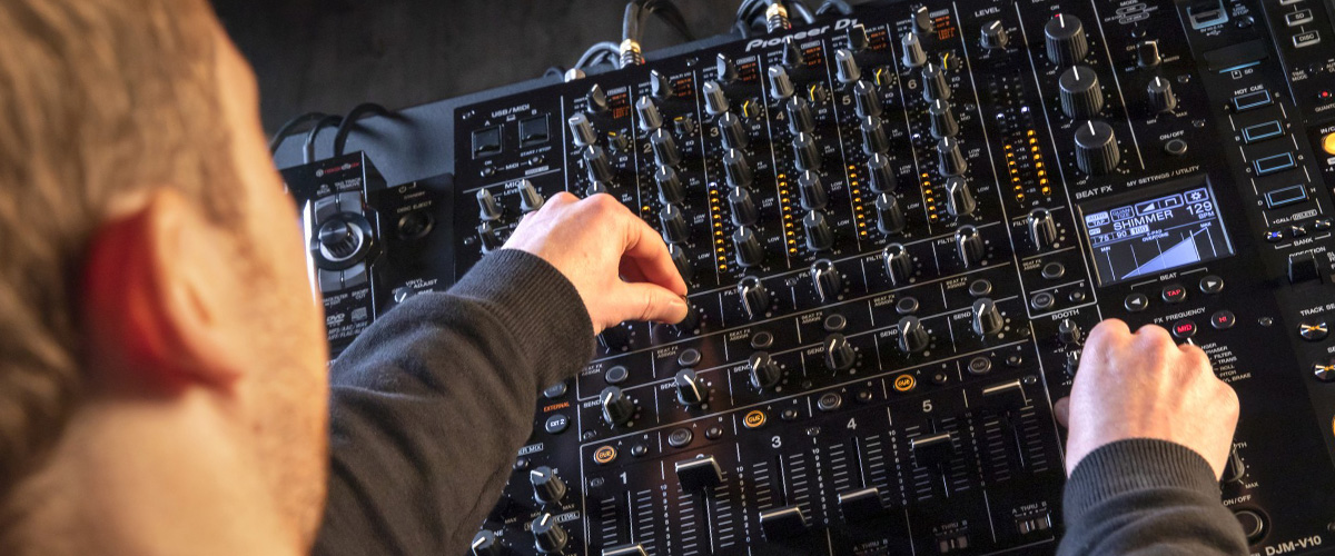 Los mezcladores Pioneer DJ se han consolidado como un pilar fundamental en el universo de la música electrónica