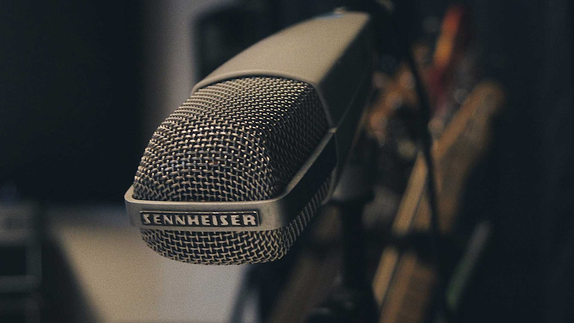 Sennheiser, empresa de audio pionera, revolucionó el mundo del sonido con el micrófono direccional MD 421