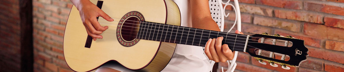 Admira diseña y fabrica guitarras flamencas de primera línea.