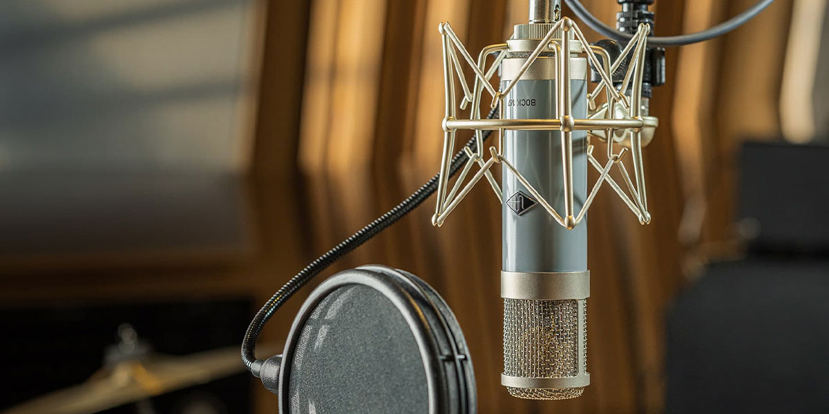 Micrófonos Universal Audio, diseñados para cantantes, podcasters, ingenieros y creadores de todo tipo.