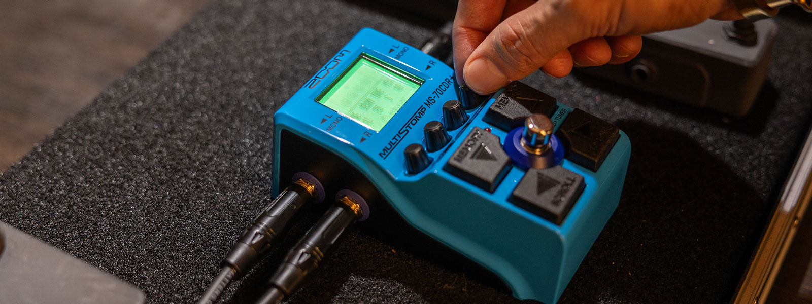 Este pedal de Zoom ofrece una extensa gama de efectos para enriquecer tu sonido, con 43 efectos de chorus y modulación, 29 tipos de delays, y 33 reverberaciones de calidad de estudio, así como 44 dinámicas y filtros