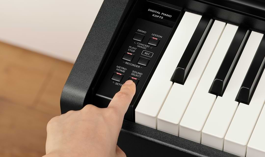 Kawai KDP75 también incluye una gran variedad de prácticas funciones digitales para complementar su auténtico tacto de teclado y sus ricos sonidos de piano de cola. 