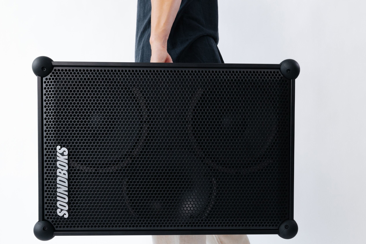 Soundboks 4 Black es un altavoz Bluetooth de alto rendimiento para aplicaciones de sonido directo que ofrece un sonido envolvente, potente y dinámico, con 2 woofers de 10", tweeter de 1", potencia de 3 x 72W RMS