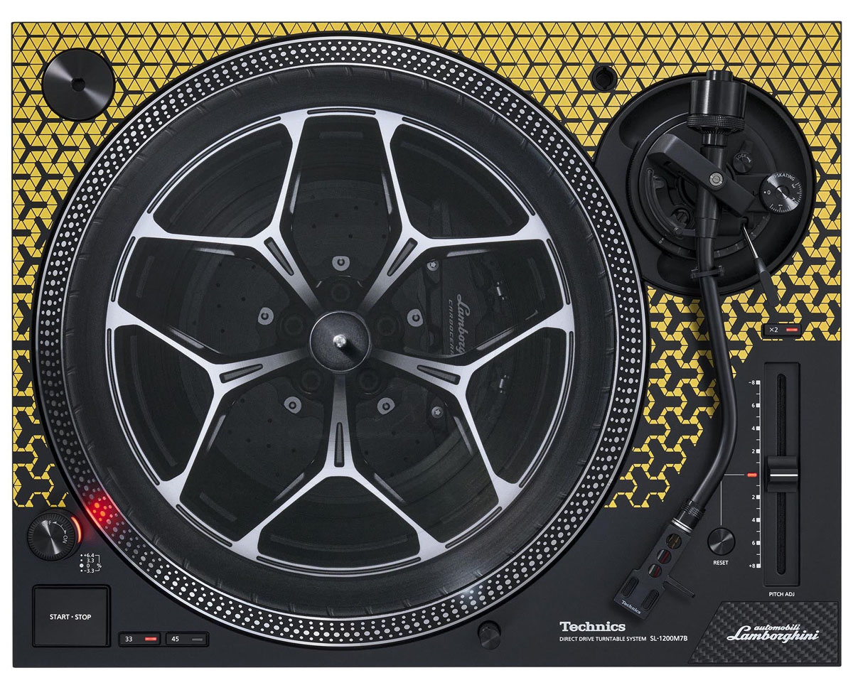 Technics SL 1200M7B Lamborghini Yellow es un plato giradiscos de tracción directa de alta gama. Esta edición especial presenta una estética inspirada en el icónico patrón en forma de “Y” de Automobili Lamborghini