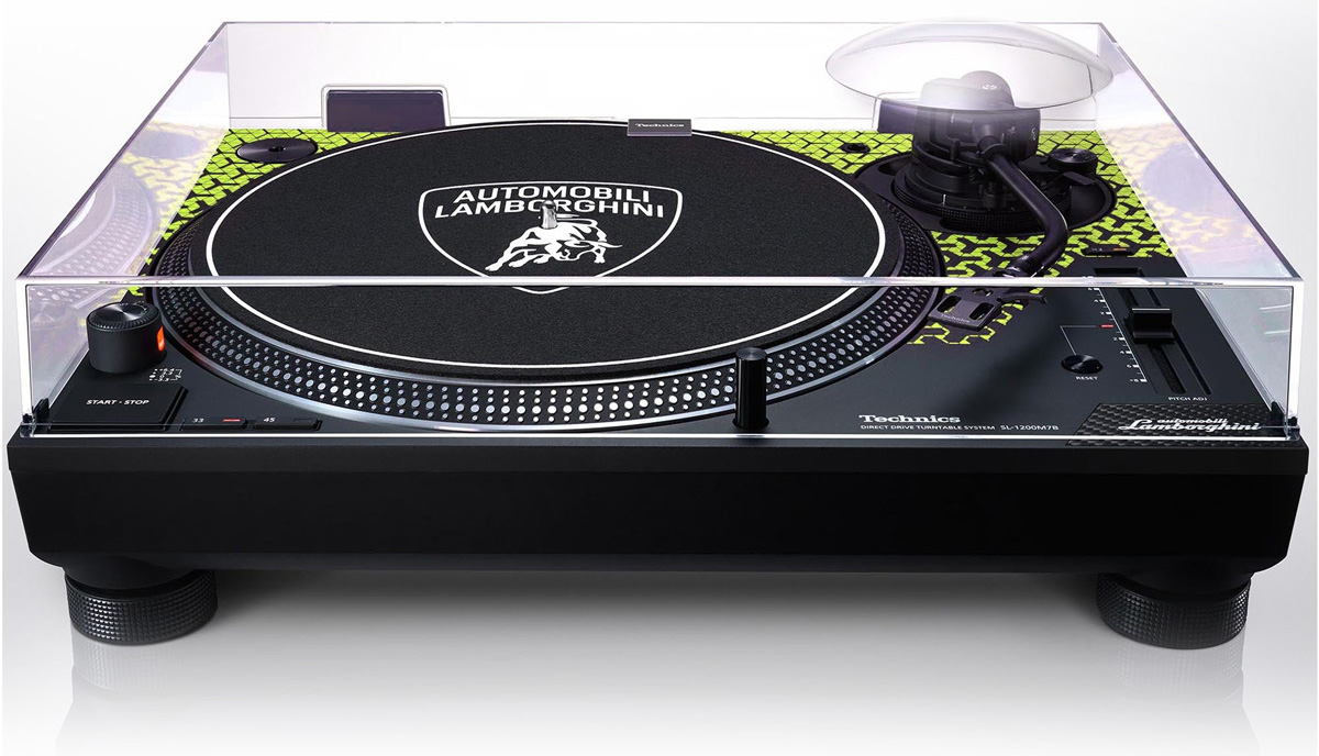 Technics SL 1200M7B Lamborghini Green es un plato giradiscos de tracción directa de alta gama. Esta edición especial presenta una estética inspirada en el icónico patrón en forma de “Y” de Automobili Lamborghini