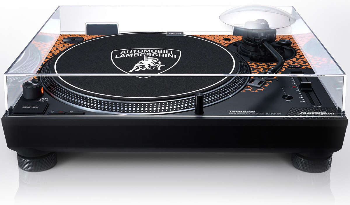 Technics SL 1200M7B Lamborghini Orange es un plato giradiscos de tracción directa de alta gama. Esta edición especial presenta una estética inspirada en el icónico patrón en forma de “Y” de Automobili Lamborghini