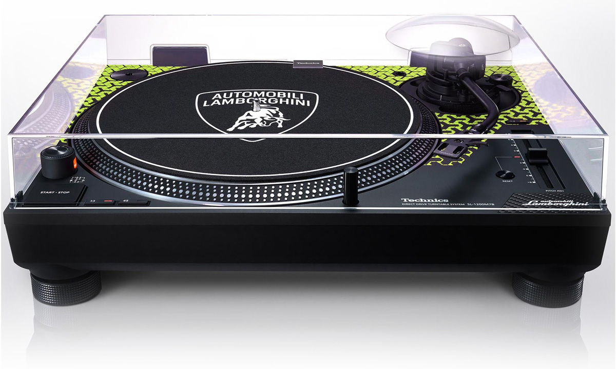 Technics SL 1200M7B Lamborghini Yellow es un plato giradiscos de tracción directa de alta gama. Esta edición especial presenta una estética inspirada en el icónico patrón en forma de “Y” de Automobili Lamborghini