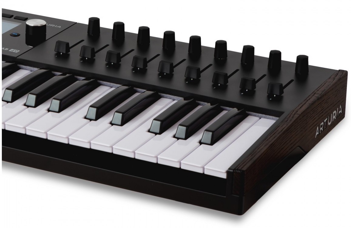 Arturia KeyLab 49 mk3 Black es un teclado controlador MIDI de 49 teclas, con 12 pads de interpretación sensibles a la presión, 9 faders, 9 encoders, entradas de pedal de sustain/auxiliar y alimentación USB-C.