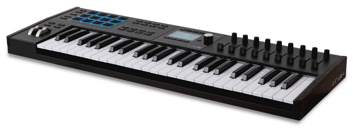 Arturia KeyLab 49 mk3 Black es un teclado controlador MIDI de 49 teclas, con 12 pads de interpretación sensibles a la presión, 9 faders, 9 encoders, entradas de pedal de sustain/auxiliar y alimentación USB-C.