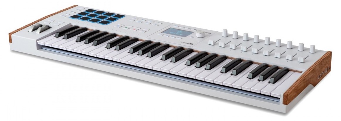 Arturia KeyLab 49 mk3 White es un teclado controlador MIDI de 49 teclas, con 12 pads de interpretación sensibles a la presión, 9 faders, 9 encoders, entradas de pedal de sustain/auxiliar y alimentación USB-C.