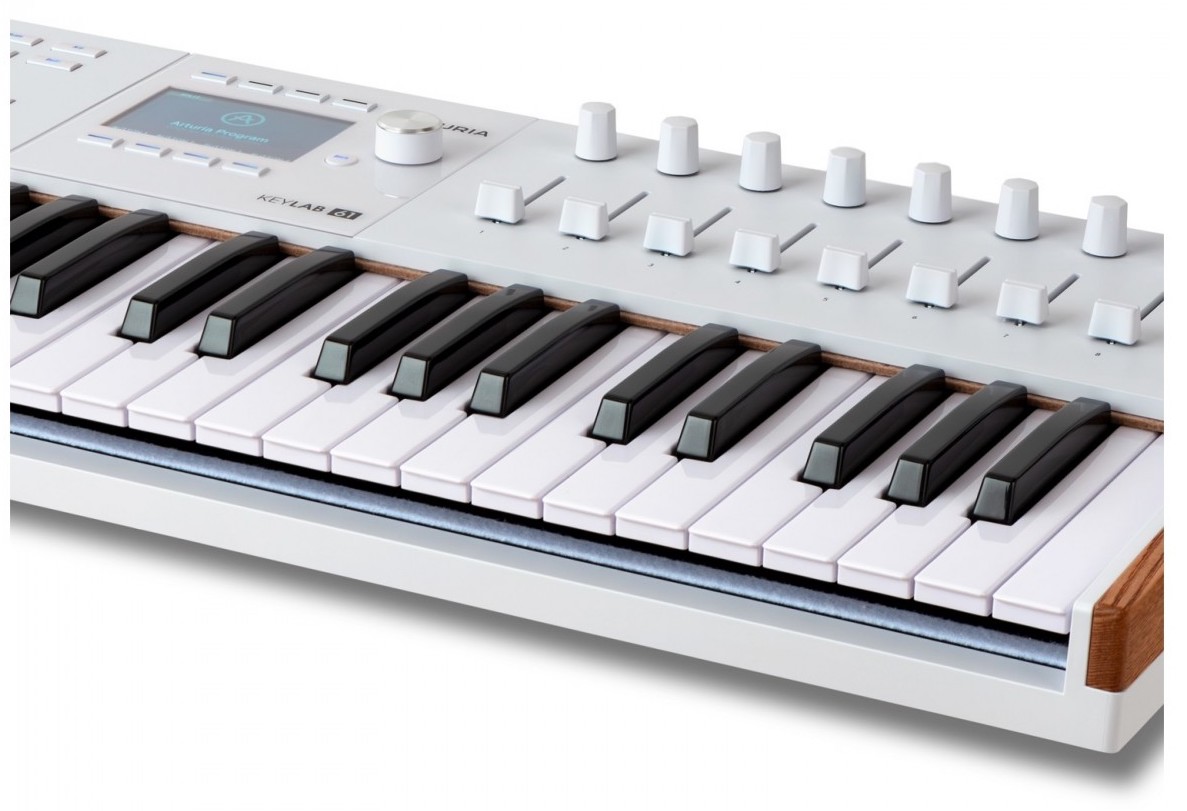 Arturia KeyLab 61 mk3 White es un teclado controlador MIDI de 61 teclas, con 12 pads de interpretación sensibles a la presión, 9 faders, 9 encoders, entradas de pedal de sustain/auxiliar y alimentación USB-C.