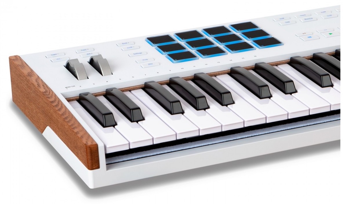 Arturia KeyLab 61 mk3 White es un teclado controlador MIDI de 61 teclas, con 12 pads de interpretación sensibles a la presión, 9 faders, 9 encoders, entradas de pedal de sustain/auxiliar y alimentación USB-C.