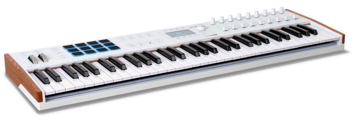 Arturia KeyLab 61 mk3 White es un teclado controlador MIDI de 61 teclas, con 12 pads de interpretación sensibles a la presión, 9 faders, 9 encoders, entradas de pedal de sustain/auxiliar y alimentación USB-C.