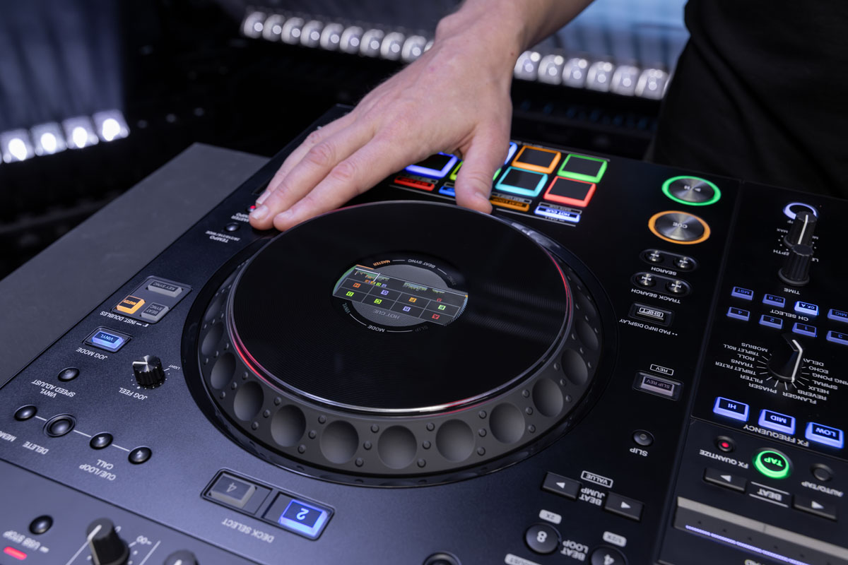 El XDJ-AZ ofrece una experiencia de DJ comparable a los estándares de club, gracias a sus jog wheels de tamaño completo, similares a los del CDJ-3000.