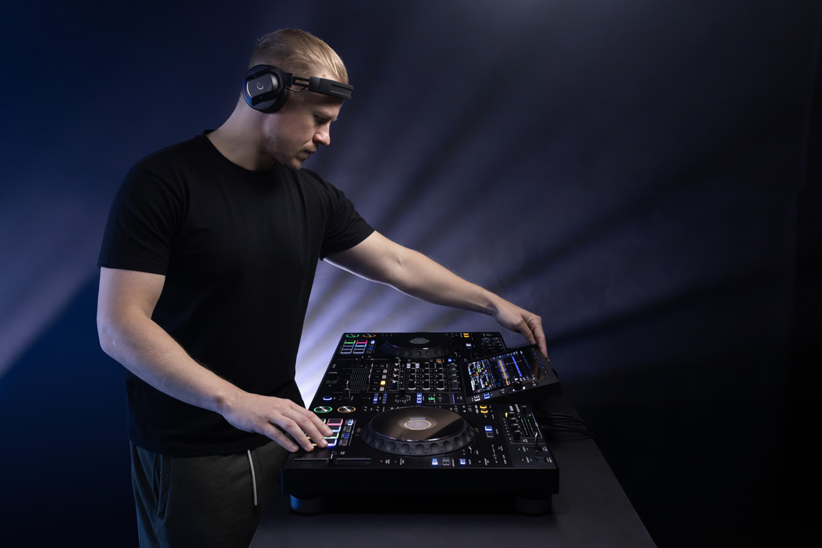 AlphaTheta XDJ-AZ: Sistema DJ Digital Todo en Uno con control avanzado, conectividad global y rendimiento altamente profesional