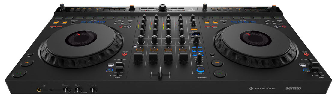 AlphaTheta DDJ GRV6 es un controlador DJ de 4 canales, con función Groove Circuit, 16 pads, ecualizador de 3 bandas por canal, Beat FX, manipulación y separación de Stems, selector giratorio inteligente, compatibilidad con rekordbox y Serato