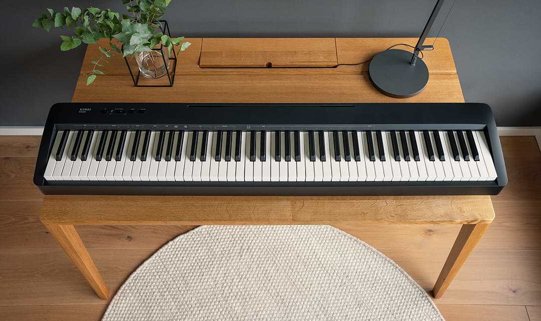 Kawai ES60 es un piano de escenario digital de 88 teclas con acción de martillo sensible Responsive Hammer Lite, motor de sonido Harmonic Imaging, sonidos de piano de cola Shigeru Kawai, 192 notas de polifonía, USB-MIDI y sistema de altavoces estéreo incorporado. 