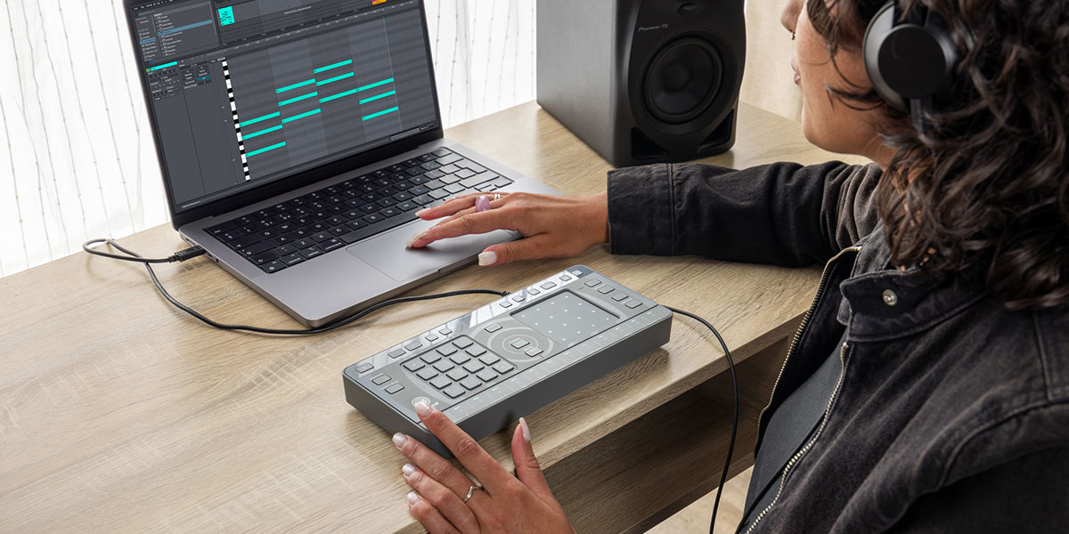 AlphaTheta Chordcat es una groovebox portátil de 8 pistas