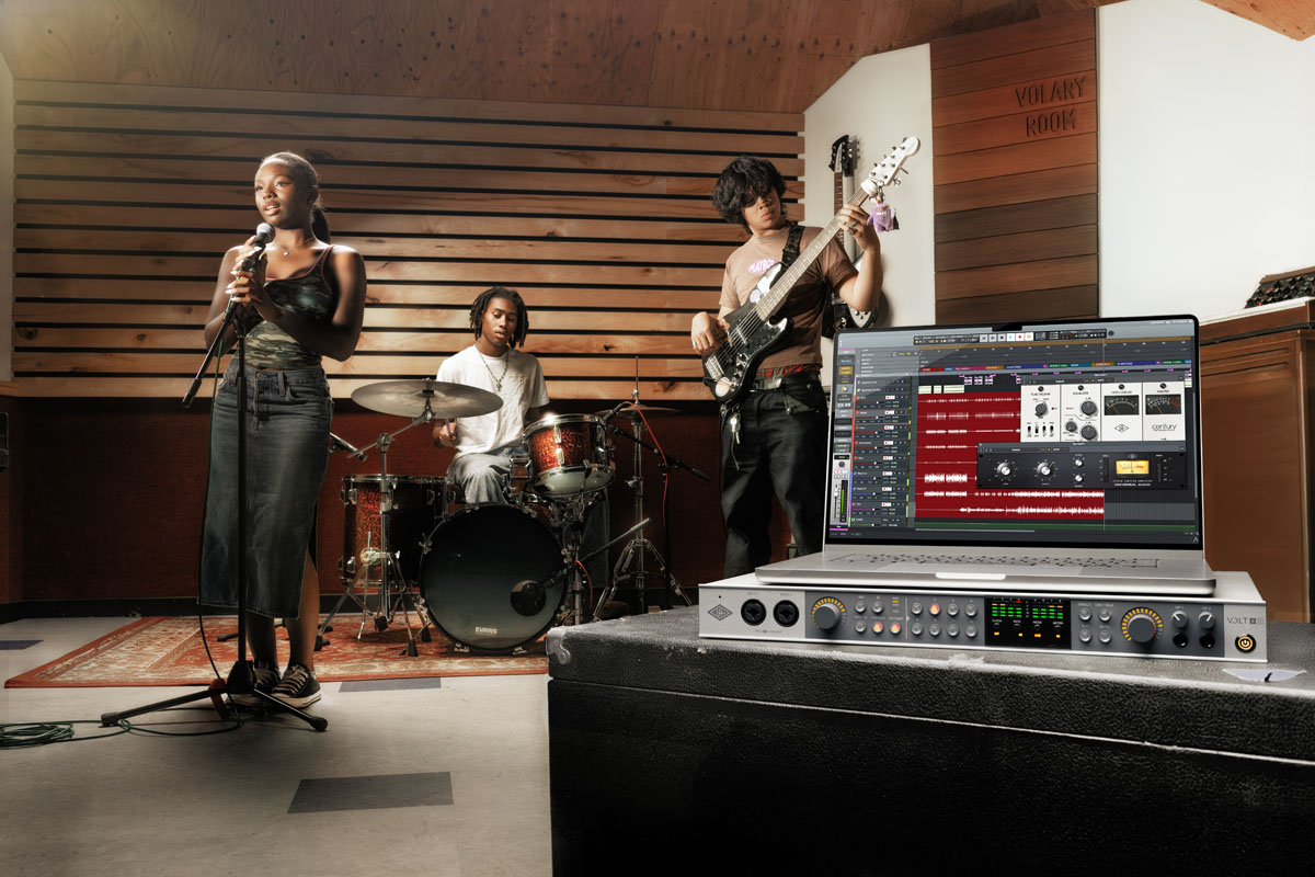 Universal Audio Volt 876 USB Recording Studio: interfaz de audio de 24-in / 28-out, con 8 previos vintage, compresores analógicos 1176, Luna y plugins UAD.