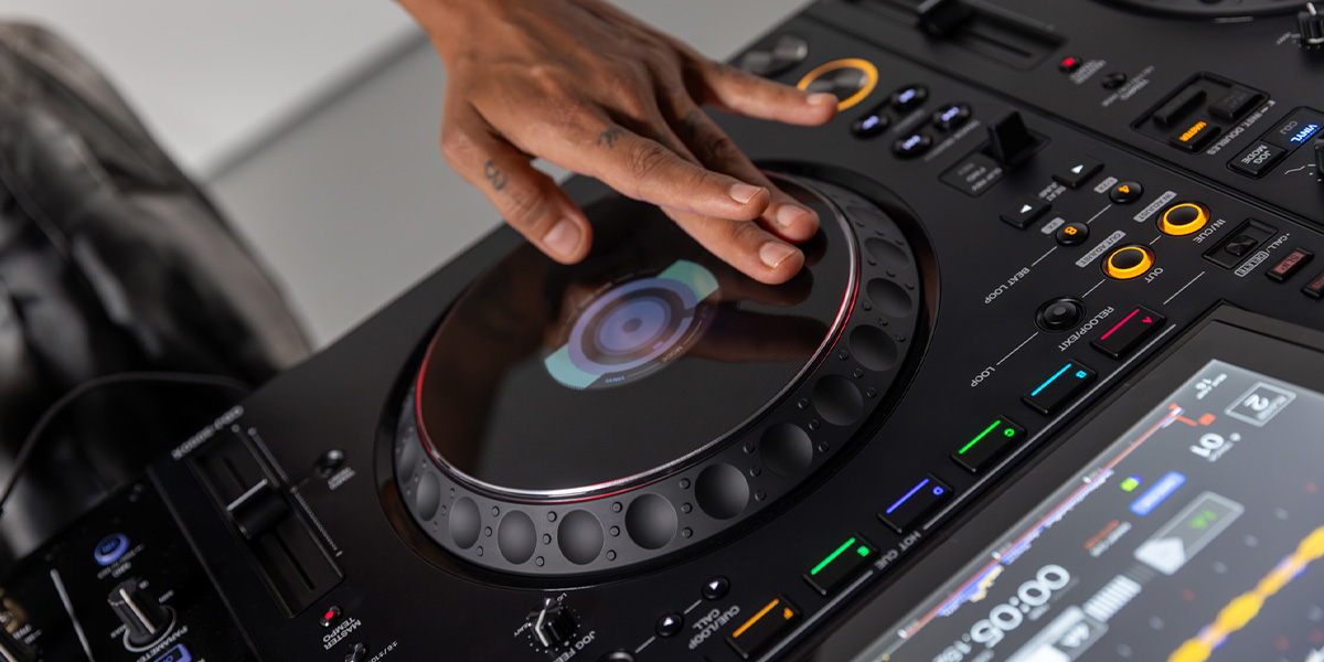 AlphaTheta CDJ-3000X es un reproductor Dj profesional con integración de funciones avanzadas de conectividad, control de audio optimizado y diseño orientado a la fiabilidad.