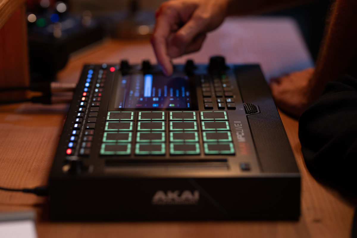 Akai MPC Live III es un centro de producción musical autónomo que destaca por su capacidad de procesamiento, su diseño portátil y sus funciones avanzadas para la creación, grabación y ejecución en directo