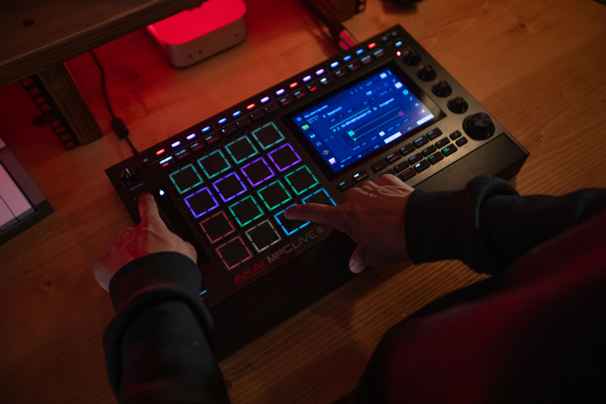 Akai MPC Live III se apoya en un procesador de ocho núcleos de alto rendimiento , lo que garantiza un equilibrio entre velocidad y consumo de batería. 