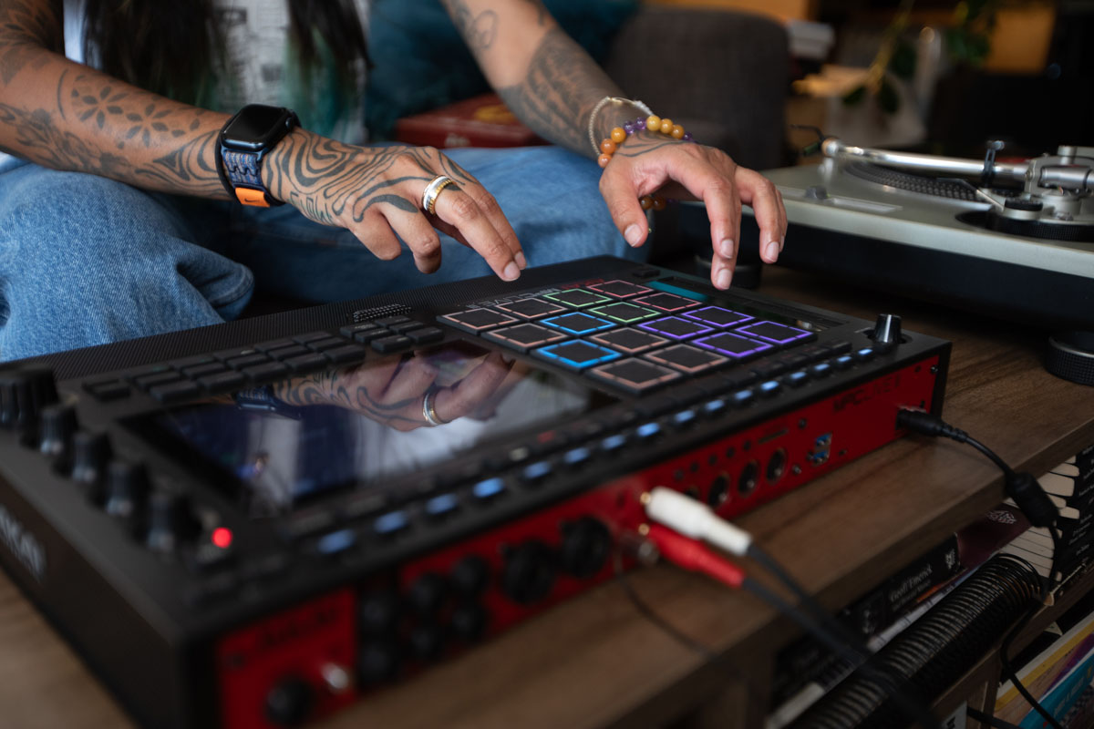 Akai MPC Live III incorpora dos entradas combo XLR/TRS, compatibles con micrófonos y señales de línea, junto con seis salidas de audio, ocho salidas CV/Gate para control de sintetizadores modulares, y dos puertos MIDI bidireccionales.
