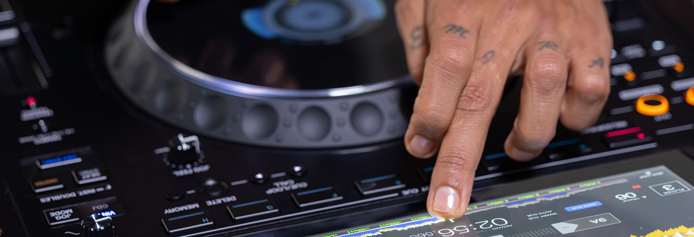 AlphaTheta CDJ-3000X utiliza Device Library Plus, una nueva base de datos de exportación que ofrece una transición hacia una base de datos más moderna, rápida y preparada para el futuro.