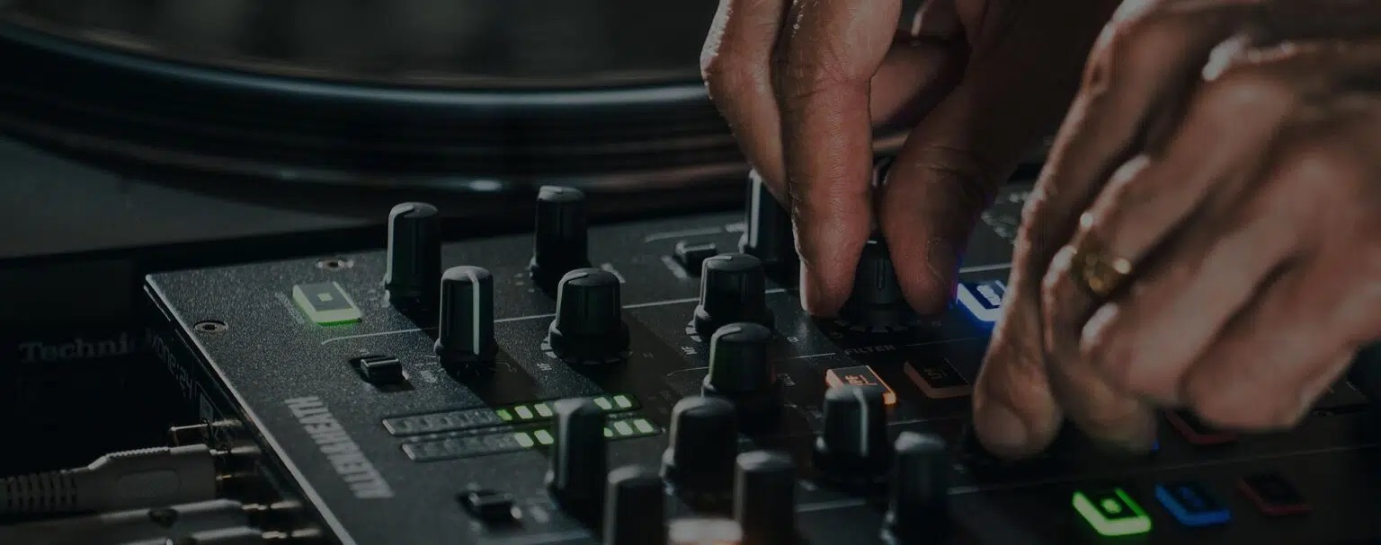 Allen & Heath Xone:24 redefine la simplicidad profesional: un mezclador compacto, preciso y fiel al sonido analógico original. Su diseño encarna la filosofía de la marca —pureza tonal, control táctil y rendimiento sin artificios—