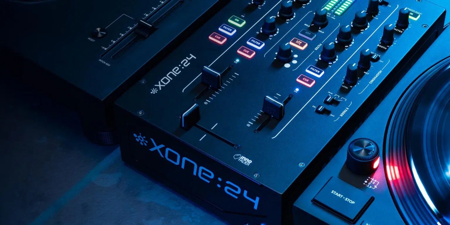 Allen & Heath Xone:24 es un mezclador DJ 2+1 analógico concebido para quienes valoran la pureza sonora y el control táctil intuitivo. Diseñado con precisión británica,