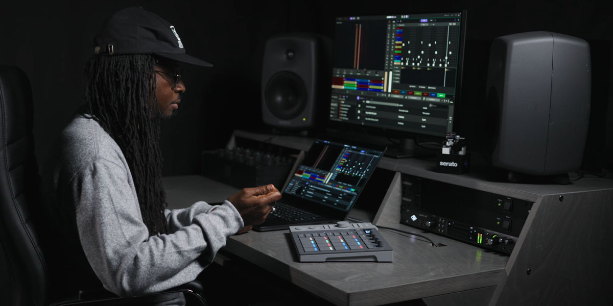 AlphaTheta SLAB es un controlador MIDI para Serato Studio, diseñado para sampling, secuenciación y actuación. Reúne controles esenciales de Serato Studio y otros DAW