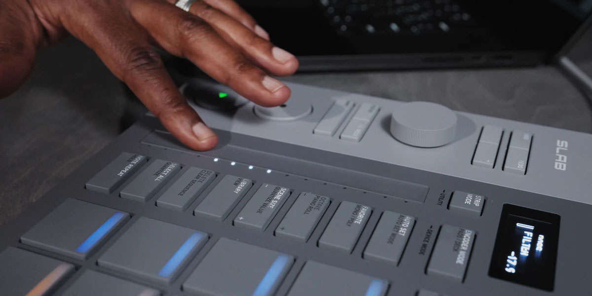 AlphaTheta SLAB integra una tira táctil para ajustar filtrado, tono, nivel de efectos y swing en tiempo real.