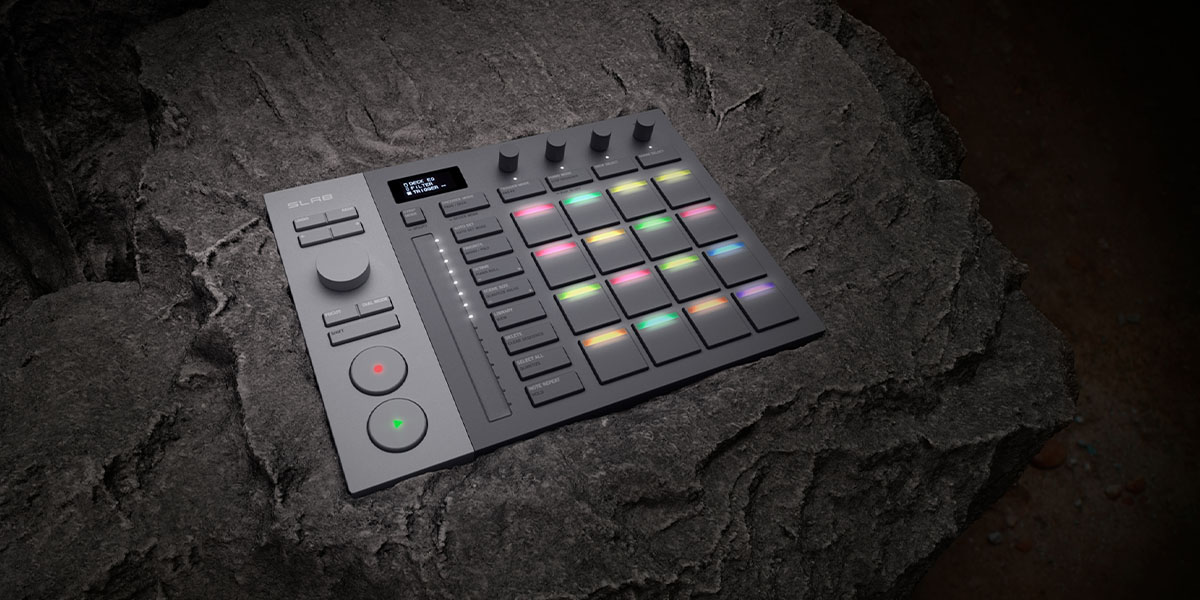 AlphaTheta SLAB es un controlador MIDI para Serato Studio, diseñado para sampling, secuenciación y actuación.