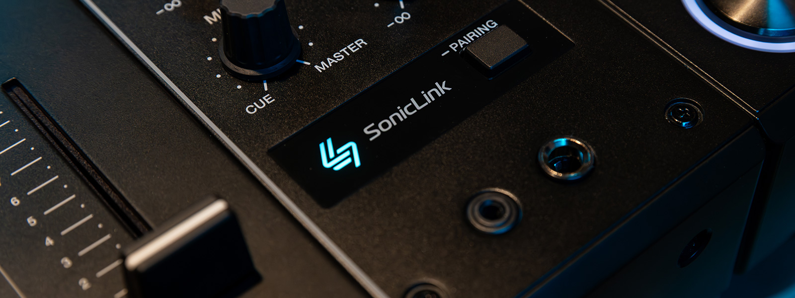 El mezclador DJ DJM-V5 incorpora un transmisor SonicLink integrado, que permite la conexión inalámbrica directa con auriculares compatibles, reduciendo la latencia y simplificando la configuración.