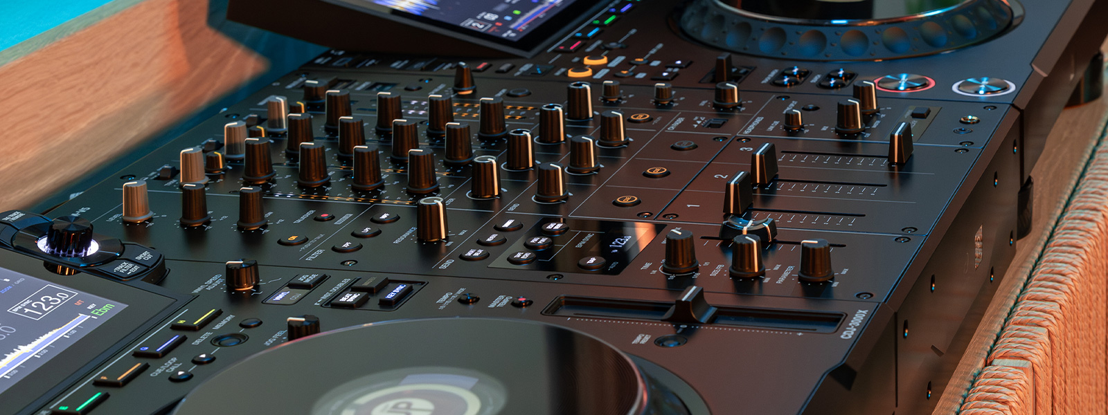 DJM-V5 se adapta tanto a cabinas profesionales como a estudios y sistemas de directo, ofreciendo una solución versátil, precisa y orientada a flujos de trabajo exigentes.