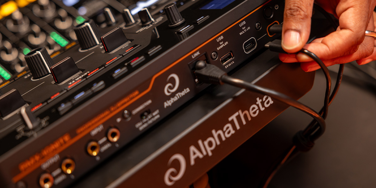 RMX-IGNITE es compatible con PRO DJ LINK, sincronizando automáticamente BPM y grid con reproductores DJ.