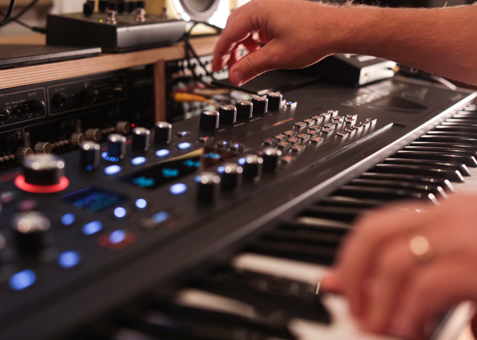 Ashun Sound Machines (ASM) es una marca centrada en el desarrollo de instrumentos electrónicos avanzados diseñados para potenciar la creatividad musical