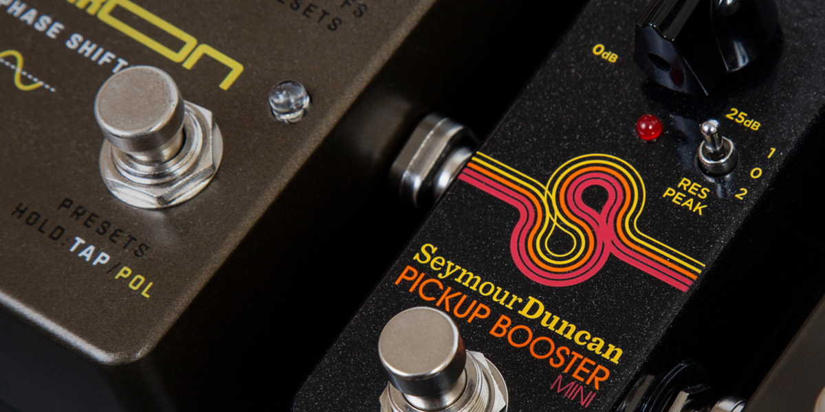 Seymour Duncan también desarrolla pedales de efectos y otras soluciones electrónicas para guitarristas, ampliando su oferta más allá de los sistemas de captación tradicionales.