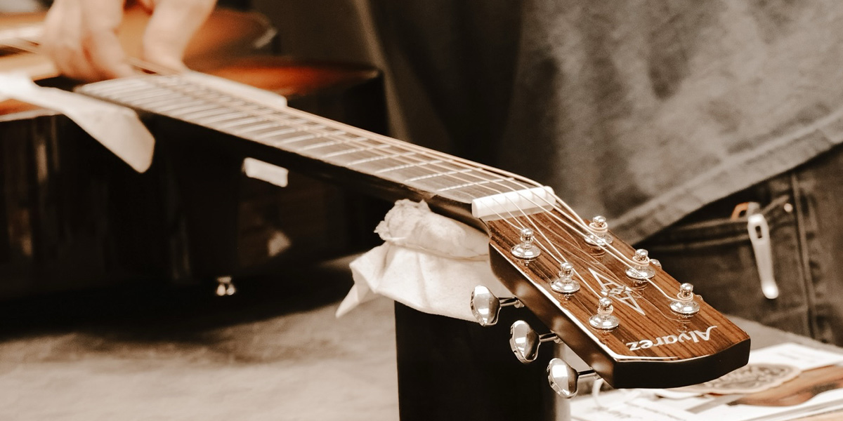 Cada guitarra Alvarez se somete a un proceso de lijado y pintura meticuloso,