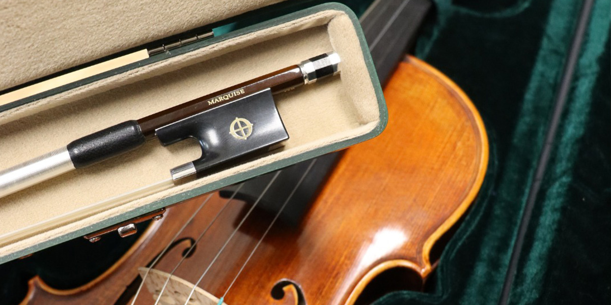 Los arcos CodaBow ofrecen estabilidad, resistencia a los cambios de temperatura y humedad, y gran consistencia sonora, superando las limitaciones de la madera tradicional.