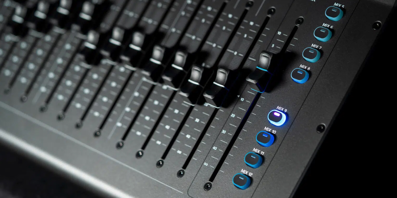 Allen & Heath SQ5+: Mesa de mezclas digital de 48 canales y 44 buses con RackUltra FX
