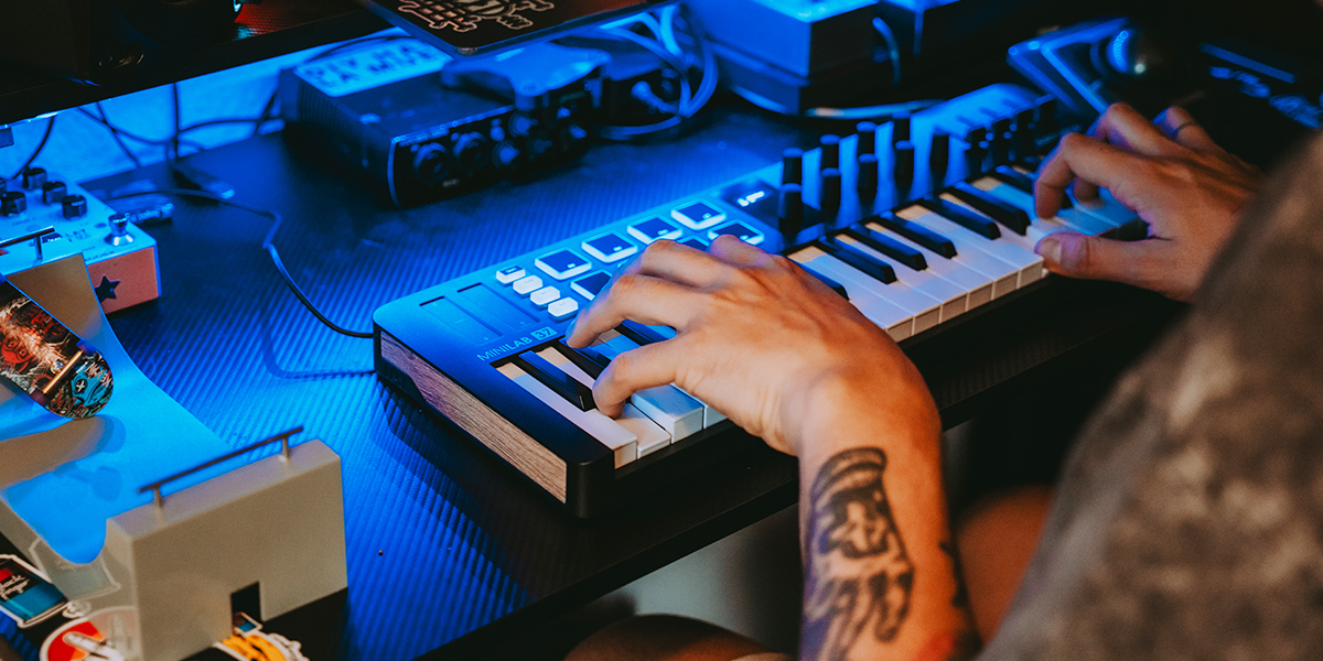 Arturia MiniLab 37 es un controlador MIDI USB de 37 teclas con integración avanzada para DAW, controles prácticos para producción musical y un completo paquete de software
