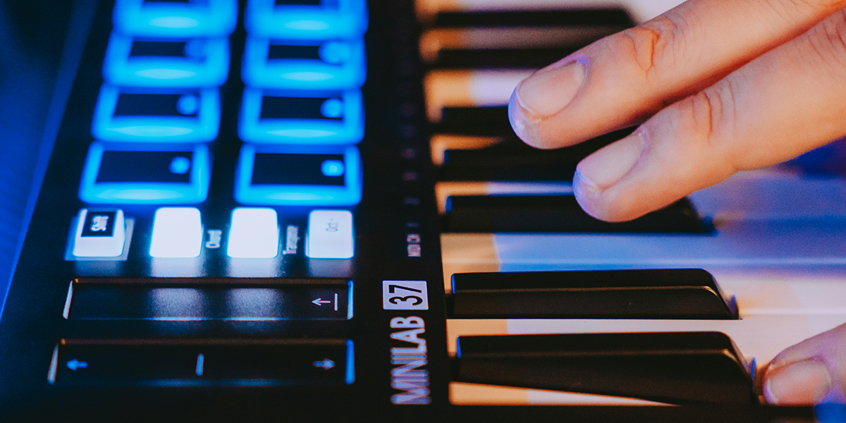 Arturia MiniLab 37 es un controlador MIDI USB de 37 teclas con integración avanzada para DAW, controles prácticos para producción musical y un completo paquete de software