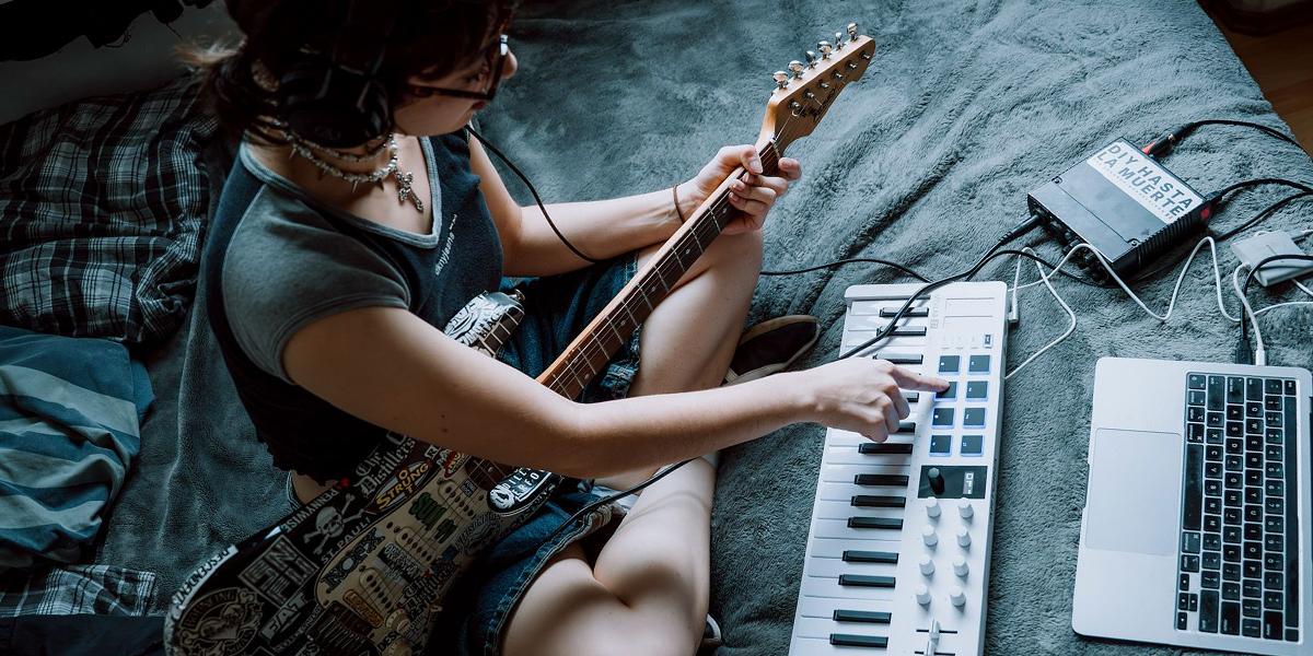 Arturia MiniLab 37 es un controlador MIDI USB de 37 teclas con integración avanzada para DAW, controles prácticos para producción musical y un completo paquete de software